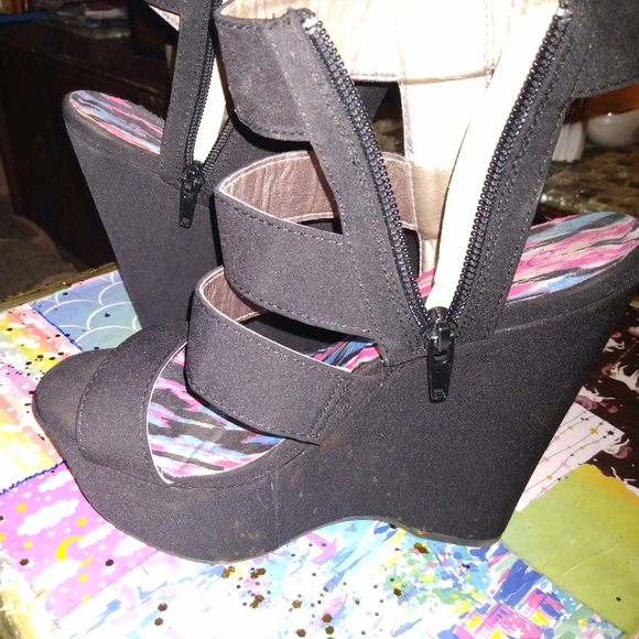 Black strapped-zipped wedges - Picture 3 of 4